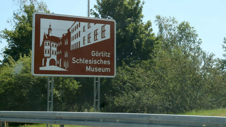 braune autobahnschilder sprechen jetzt