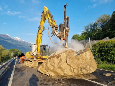 Fiat wäre auf Südtiroler Urlauberstraße beinahe in Riesen-Felsen gerast: Video zeigt jetzt das ganze Ausmaß