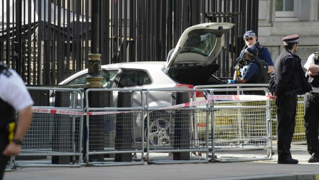 london: auto rast in zaun vor downing street