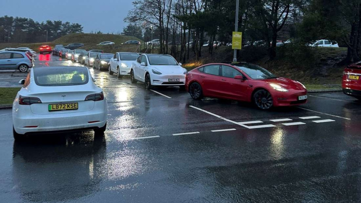 Lade-Hemmung: Britische Tesla-Fahrer müssen auf freie Supercharger stundenlang warten