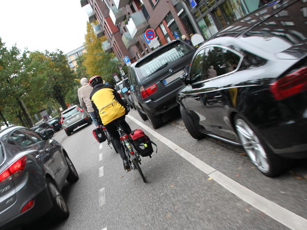 adfc: 63 prozent der autofahrer überholen radl zu eng