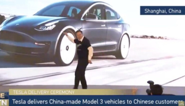 Tesla-Chef zum ersten Mal seit 3 Jahren in China, lobt vorher BYD und Raketen-Programm