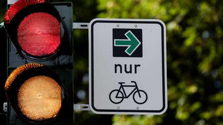 Grüner Pfeil für Radfahrer an der Ampel: Was genau bedeutet das Schild