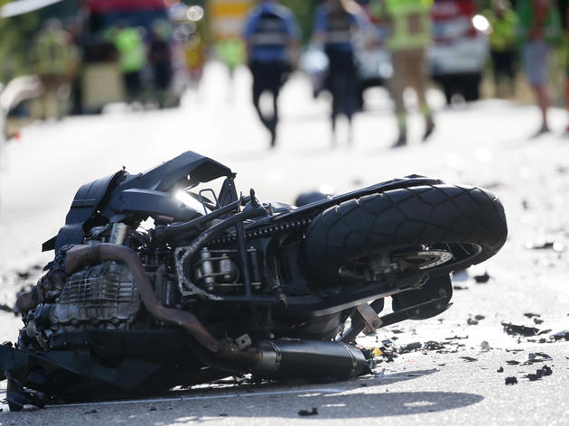 auto kommt auf gegenfahrbahn: motorradfahrer stirbt bei frontalem zusammenstoß
