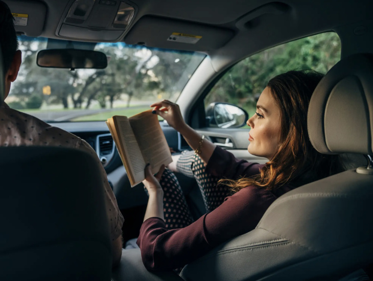 warum manchen menschen übel wird, wenn sie im auto lesen, laut einer wissenschaftlerin
