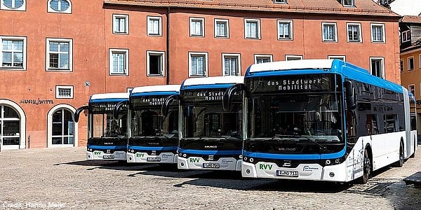 regensburg nimmt zehn e-gelenkbusse in empfang