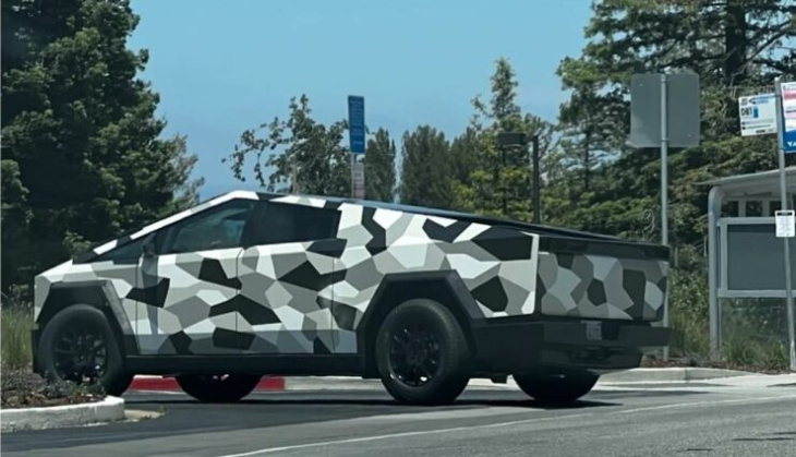 getarnter cybertruck: tesla-pickup mit militär-folierung könnte endgültiges design zeigen