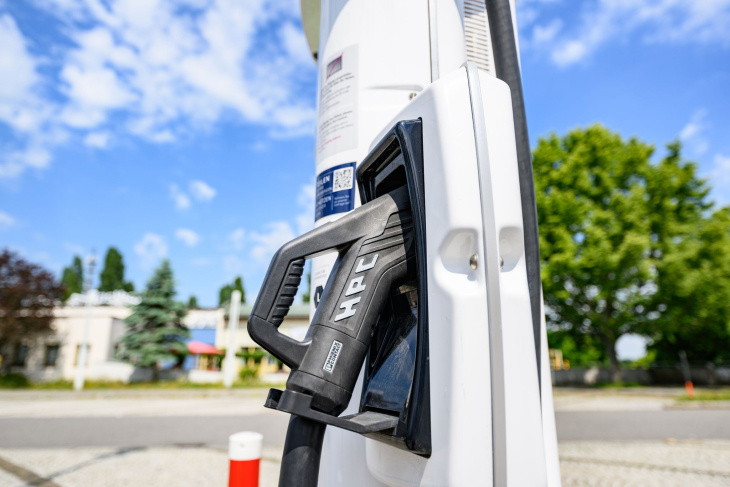 etliche autobahnrastplätze noch ohne ladesäule