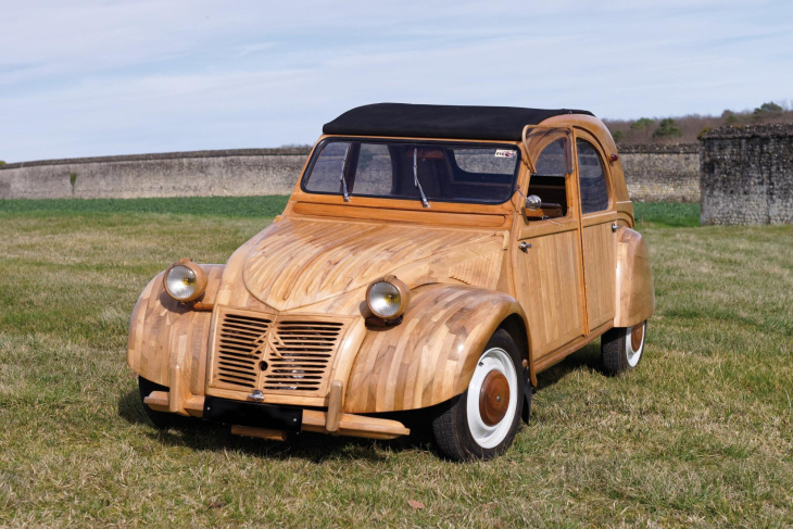 citroën 2cv aus holz für unglaubliche summe versteigert