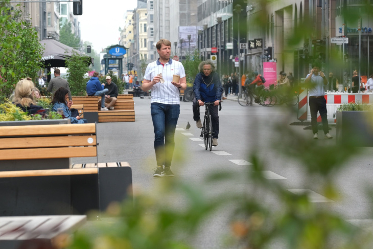 friedrichstraße wieder für autos freigegeben: was berlin durch die öffnung entgeht