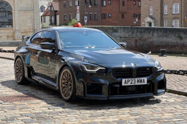 BMW M2 G87: Schwarz & Gold mit M Performance Tuning