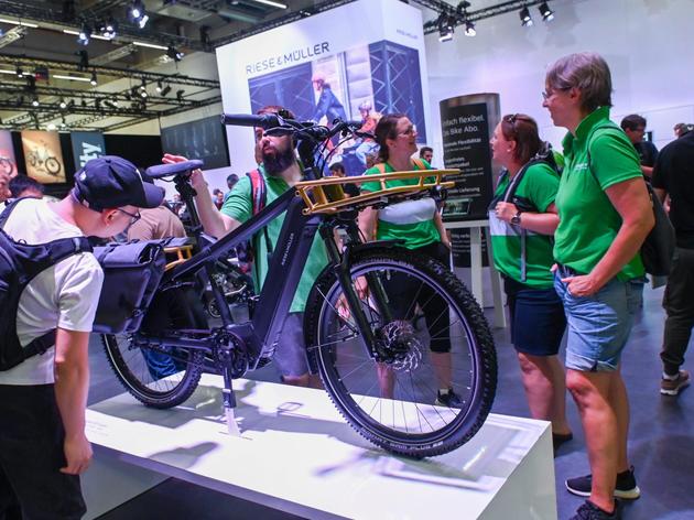 auf der messe eurobike in frankfurt präsentieren zig unternehmen trends, ideen und fahrräder