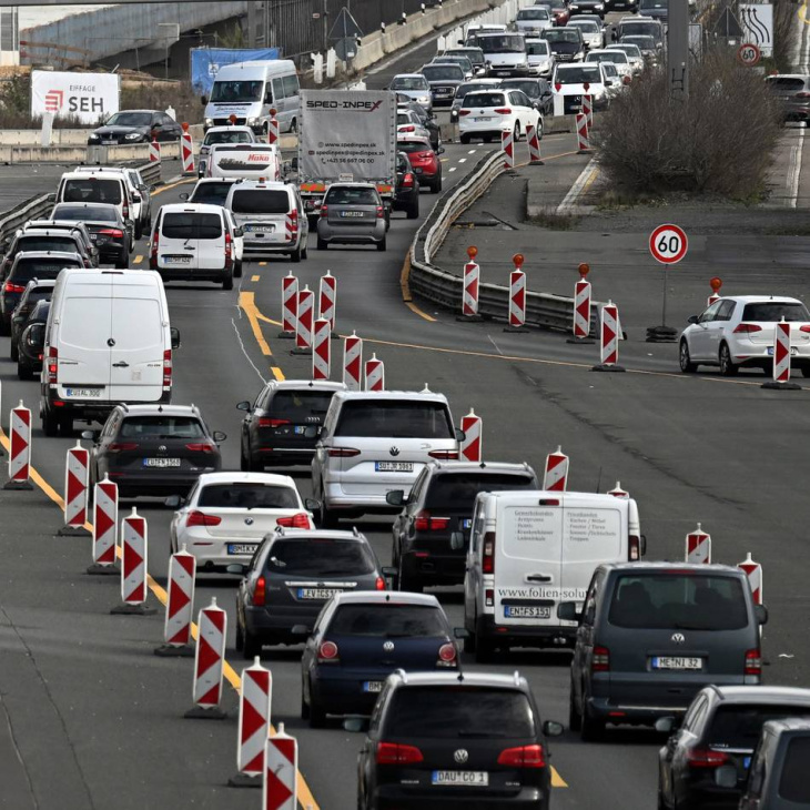 autofahrer ächzen unter fast 2200 kilometern „baustelle“