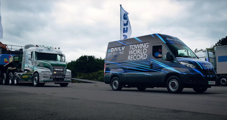 neuer weltrekord: e-lieferwagen zieht 153 tonnen
