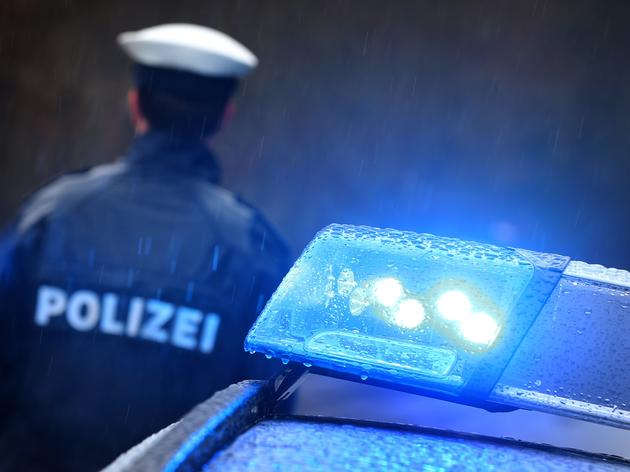 sachbeschädigung: aufkleber auf suv kündigt platten reifen an - staatsschutz ermittelt