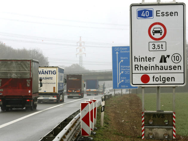 roter punkt auf verkehrsschild: das müssen autofahrer beachten