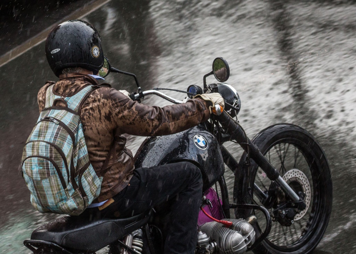 motorradfahren: so kommen biker besser durch den regen