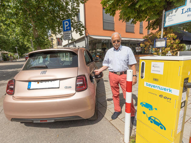 ärger an der e-ladesäule: kabel bleibt stecken und verschwindet dann