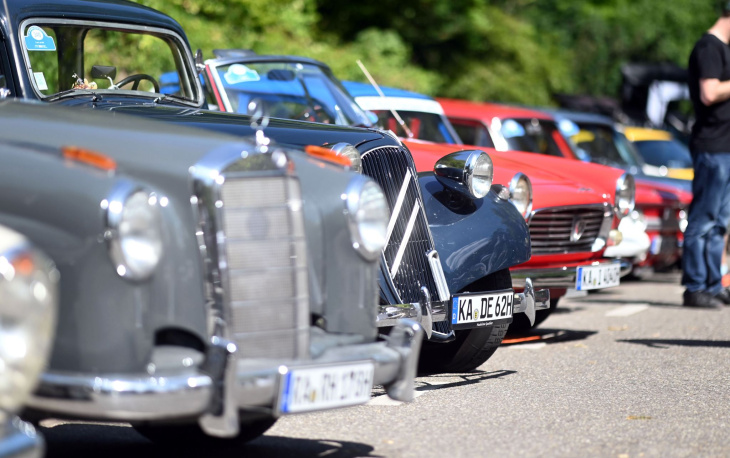 tausende oldtimer-fans in baden-baden