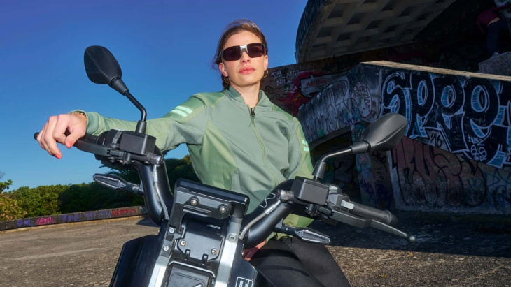 bmw motorrad präsentiert connectedride smartglasses