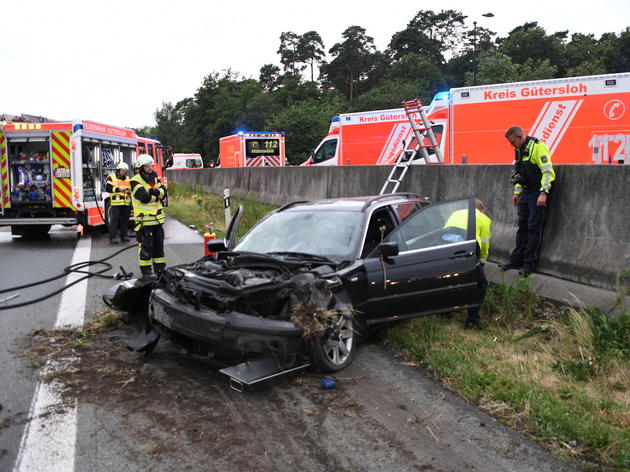 reifen eines autos geplatzt – heftiger unfall auf der a2