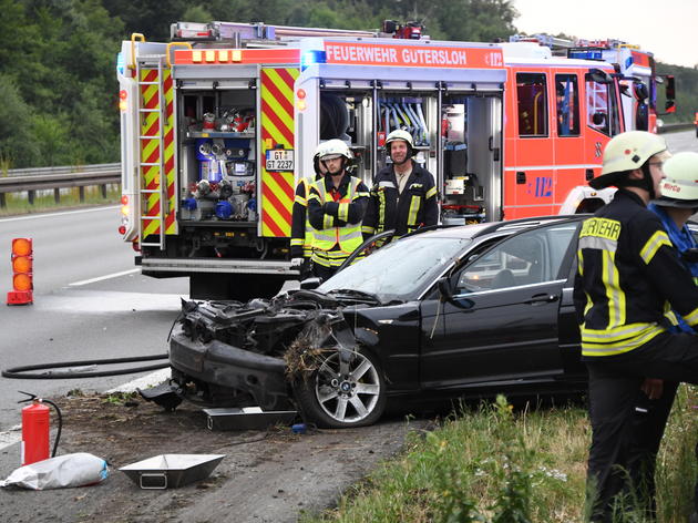 reifen eines autos geplatzt – heftiger unfall auf der a2