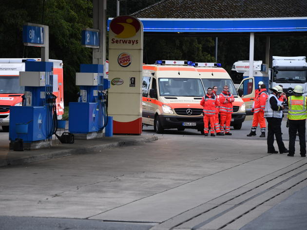 reifen eines autos geplatzt – heftiger unfall auf der a2