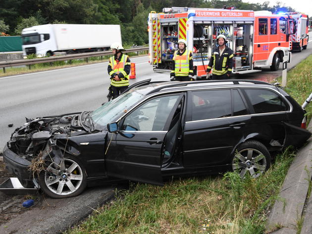 reifen eines autos geplatzt – heftiger unfall auf der a2