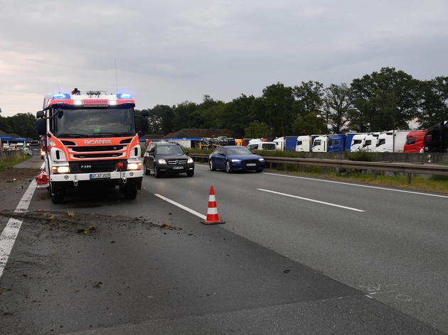 reifen eines autos geplatzt – heftiger unfall auf der a2