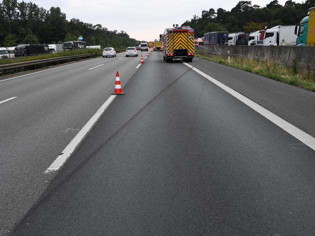 reifen eines autos geplatzt – heftiger unfall auf der a2