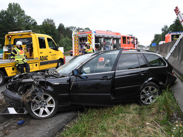 reifen eines autos geplatzt – heftiger unfall auf der a2