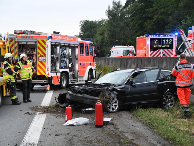 reifen eines autos geplatzt – heftiger unfall auf der a2