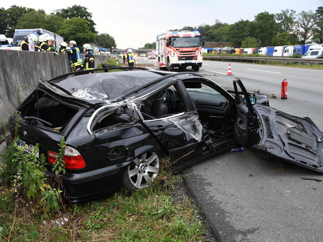 reifen eines autos geplatzt – heftiger unfall auf der a2