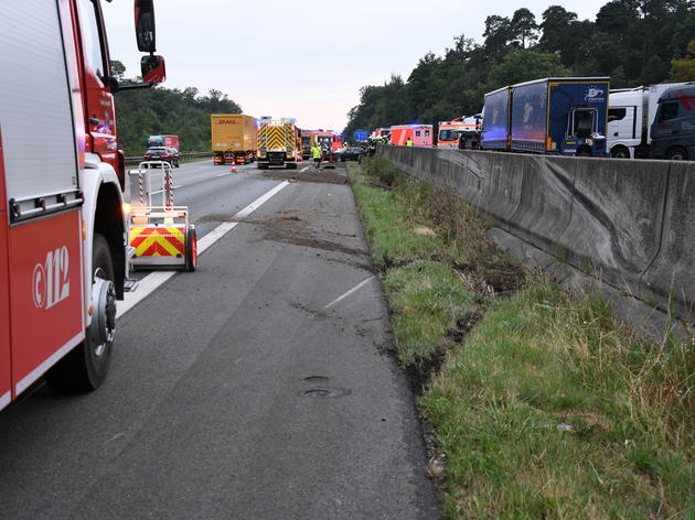 reifen eines autos geplatzt – heftiger unfall auf der a2