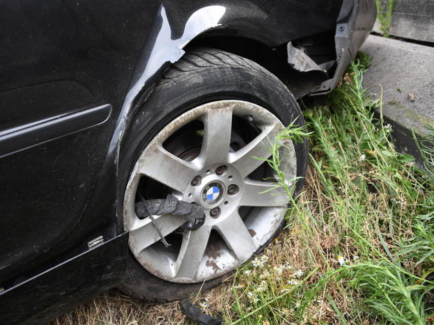 reifen eines autos geplatzt – heftiger unfall auf der a2