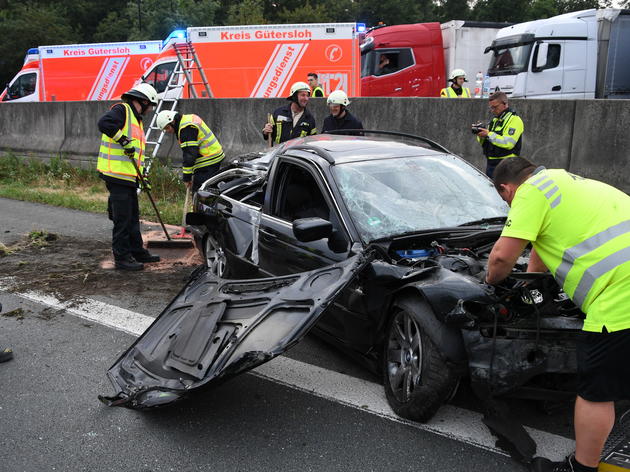 reifen eines autos geplatzt – heftiger unfall auf der a2