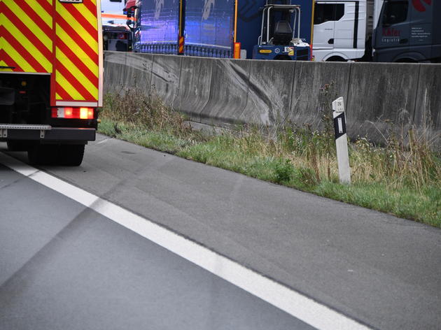 reifen eines autos geplatzt – heftiger unfall auf der a2