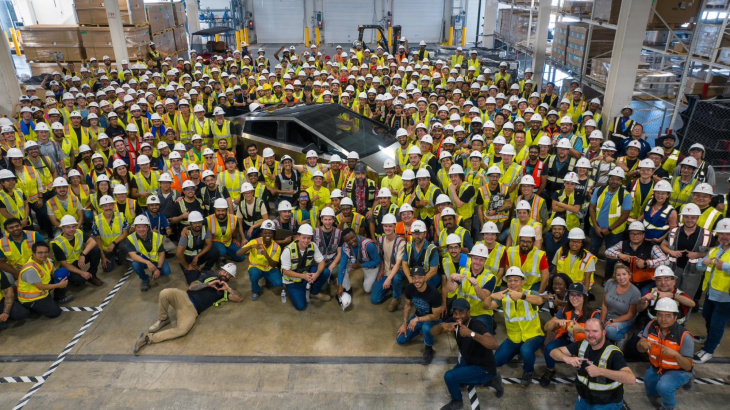 tesla gigafactory texas feiert ersten produzierten cybertruck