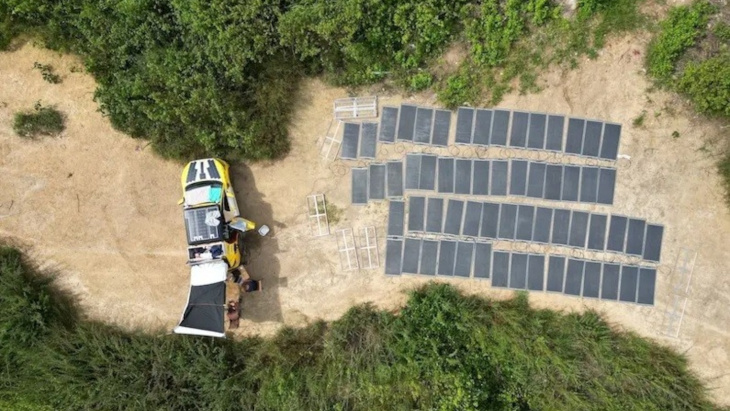 holländer fahren mit e-auto nach kapstadt: und nehmen 60 solarmodule mit