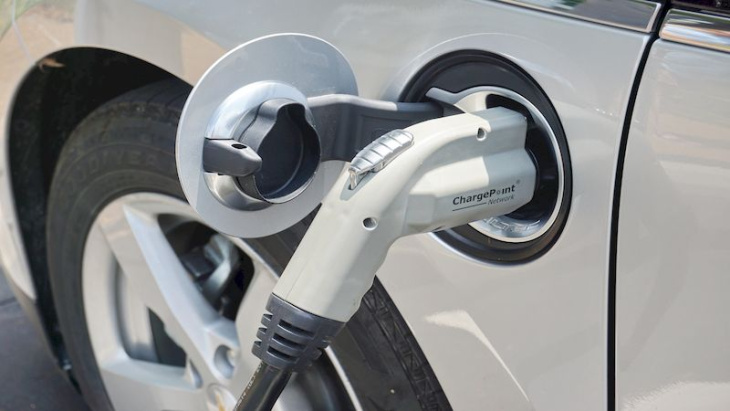 schockierende preisunterschiede: leasingunternehmen sahnen bei elektroautos ab