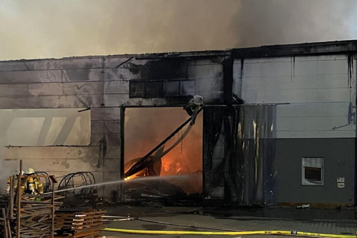 25 oldtimer bei brand in lauffen beschädigt: lagerhalle mit oldtimern ausgebrannt
