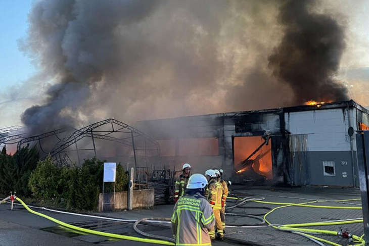 25 oldtimer bei brand in lauffen beschädigt: lagerhalle mit oldtimern ausgebrannt