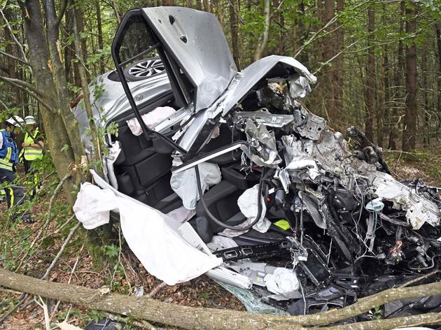 nach horror-crash: auto rettet schwer verletzten fahrer per e-call