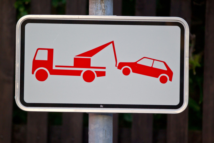 rechtzeitig zurück am auto: müssen falschparker auch für eine leerfahrt des abschleppwagens zahlen?