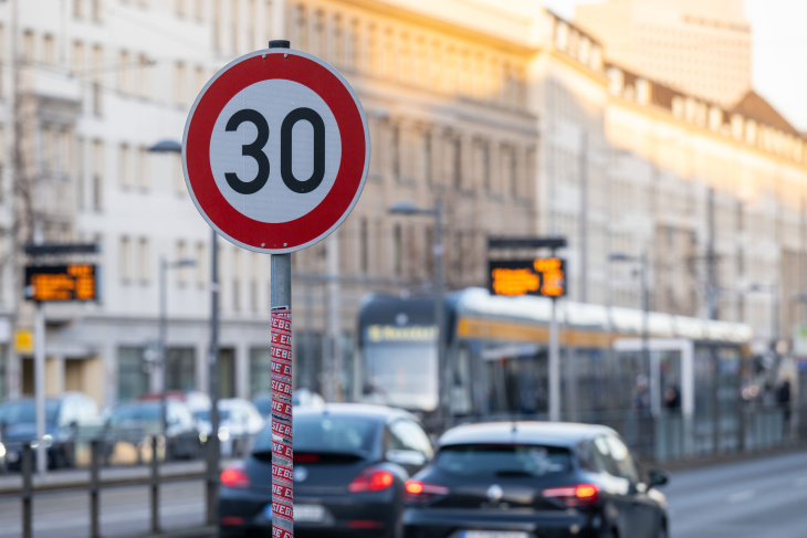 carsharing-auto überschlägt sich: raser war mit 149 km/h in einer 30er-zone unterwegs