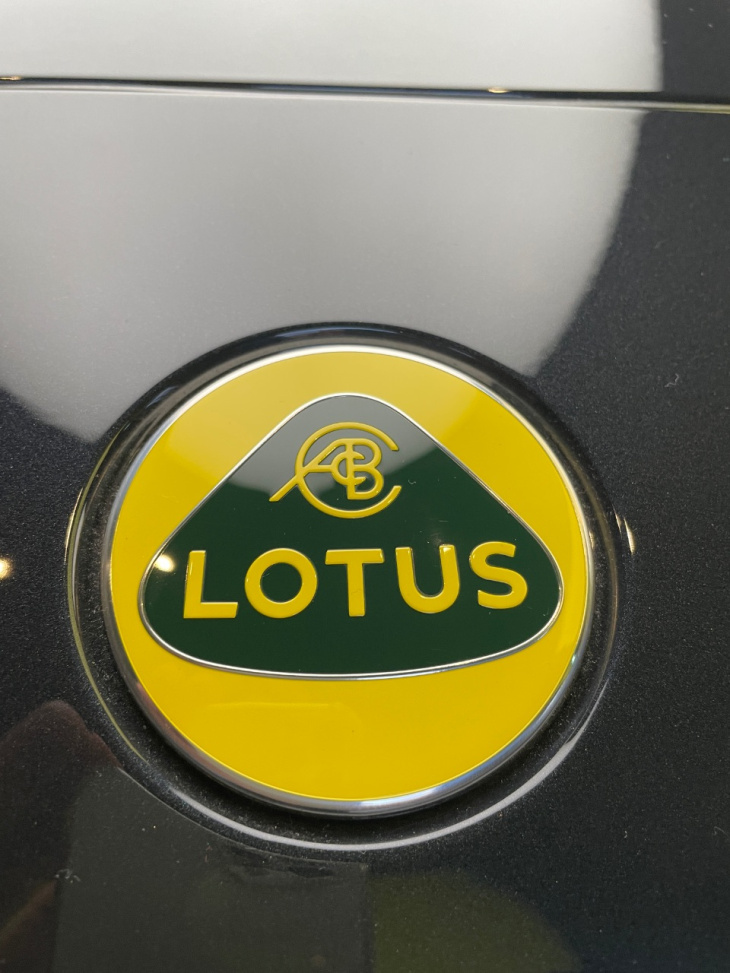 erster lotus flagship-store in deutschland