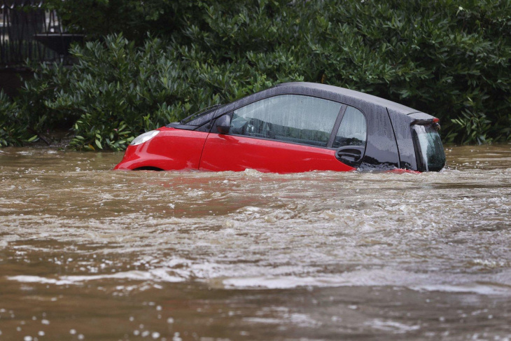 hochwasserschäden am auto: wenn der wasserschlag droht