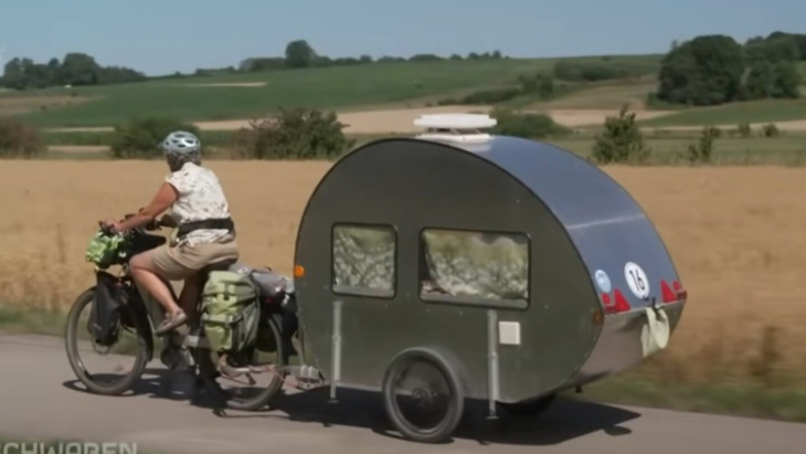 66-jährige zieht wohnwagen mit e-bike: so kann der hund immer mit