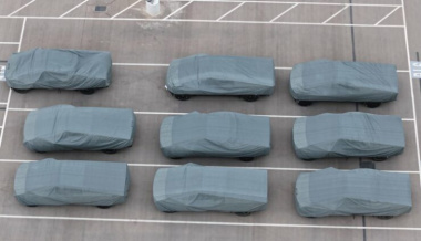 Tesla Cybertruck von oben & unten: 9 Pickups auf Fabrik-Gelände, erste Unterboden-Fotos