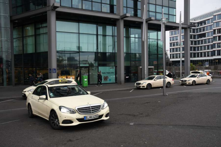 berliner gewerbeaufsicht geht mit uber, bolt und freenow gegen illegale mietwagen vor